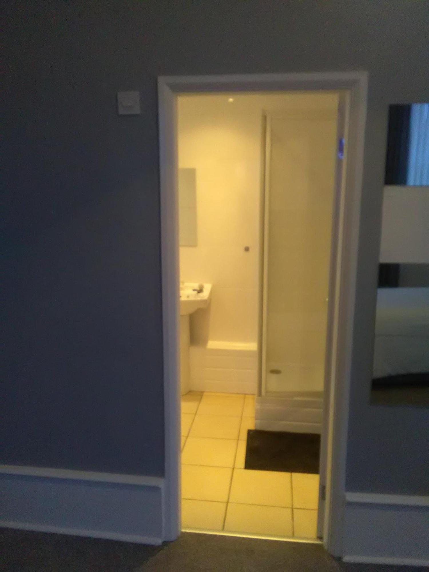 Newcastle West Hotel & Bar Стая снимка