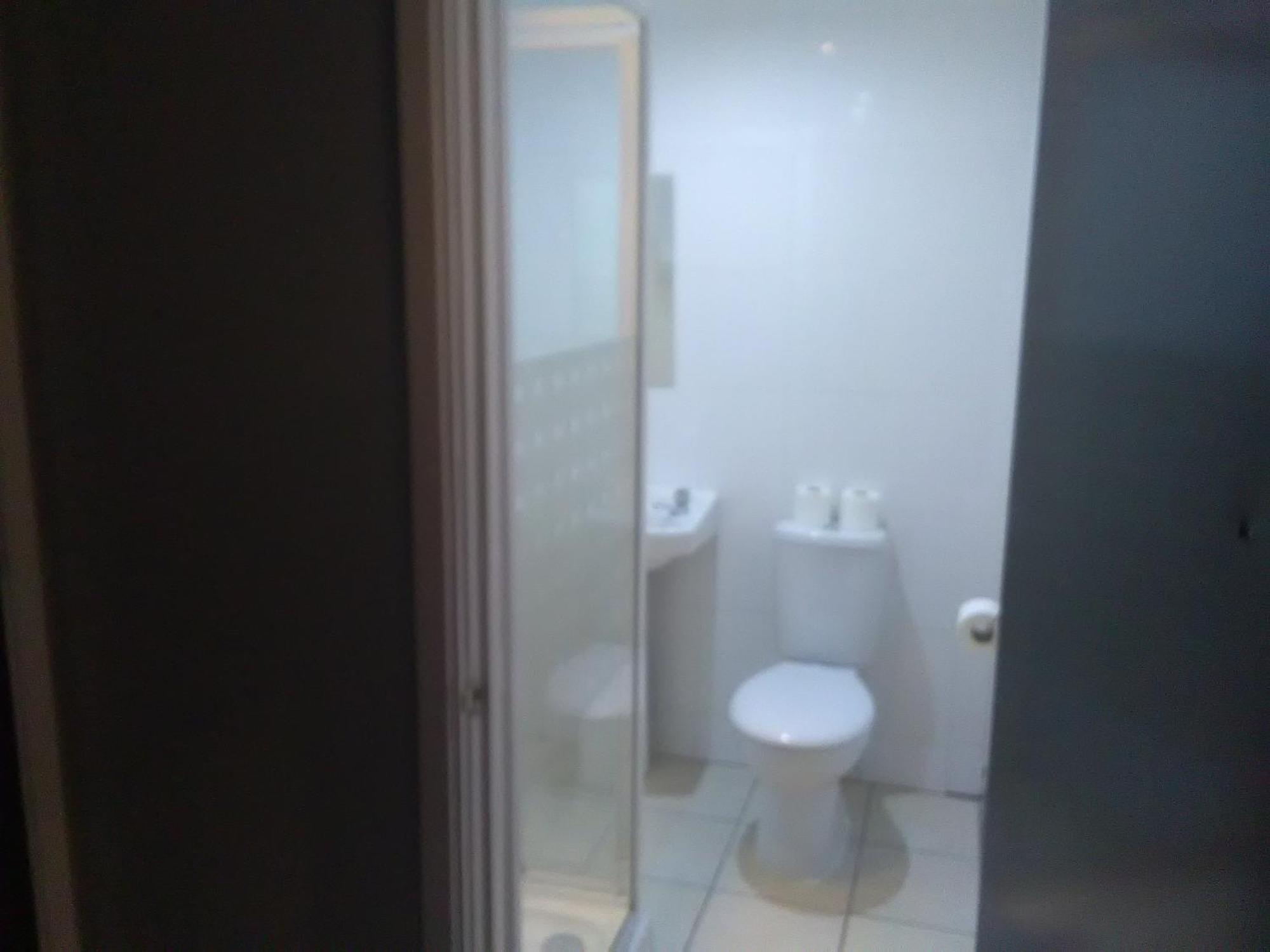 Newcastle West Hotel & Bar Стая снимка