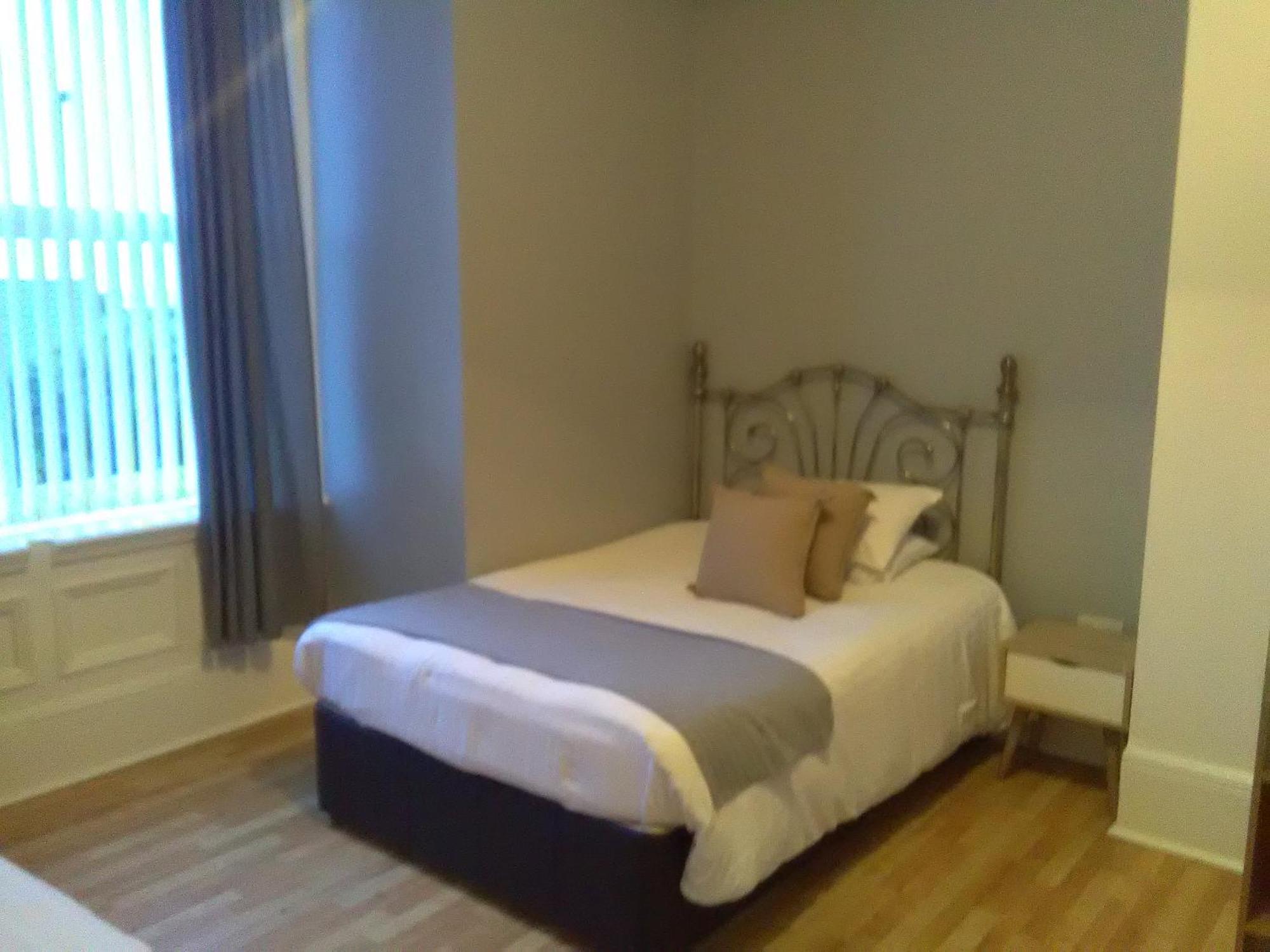 Newcastle West Hotel & Bar Стая снимка
