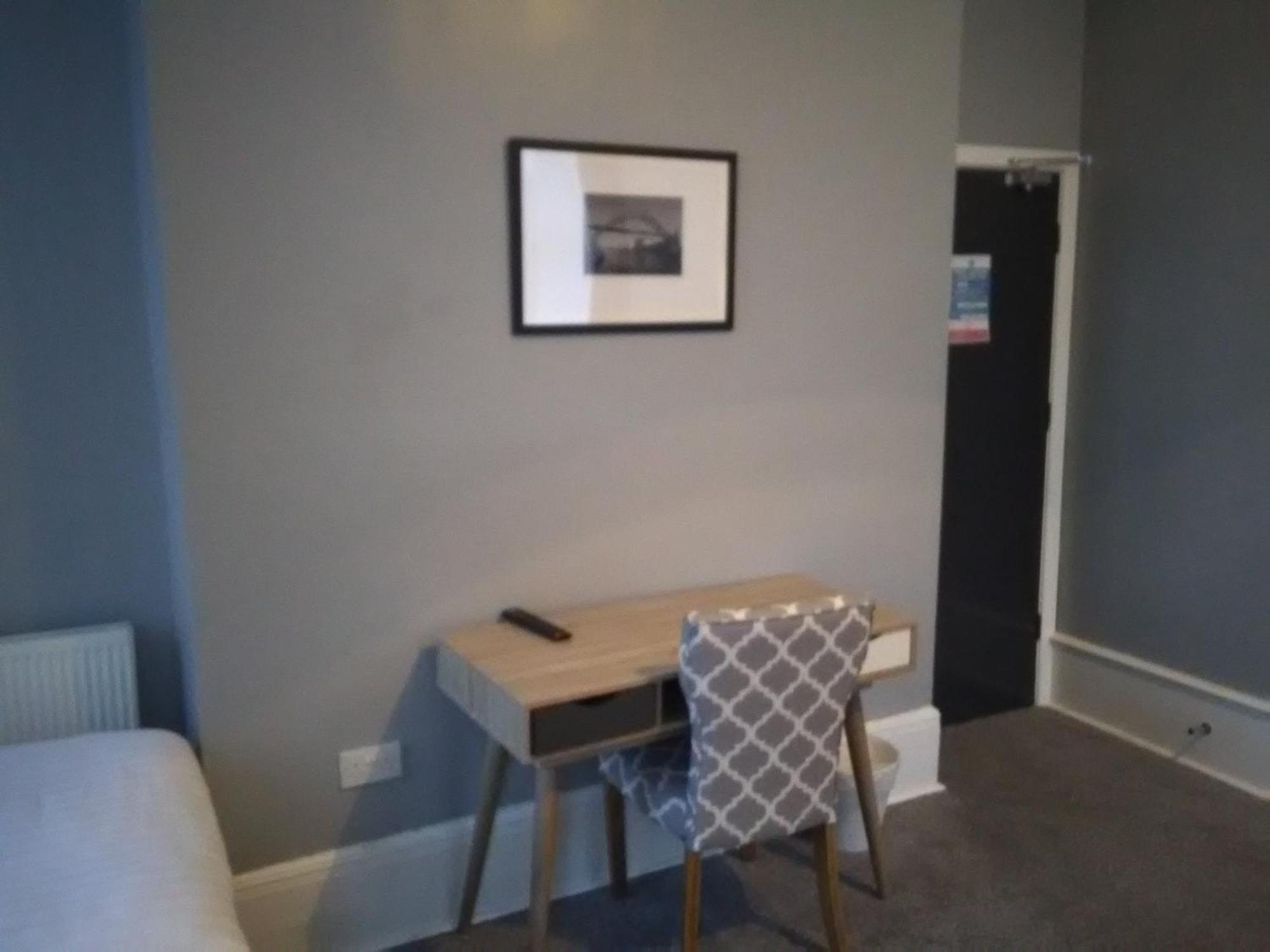 Newcastle West Hotel & Bar Стая снимка