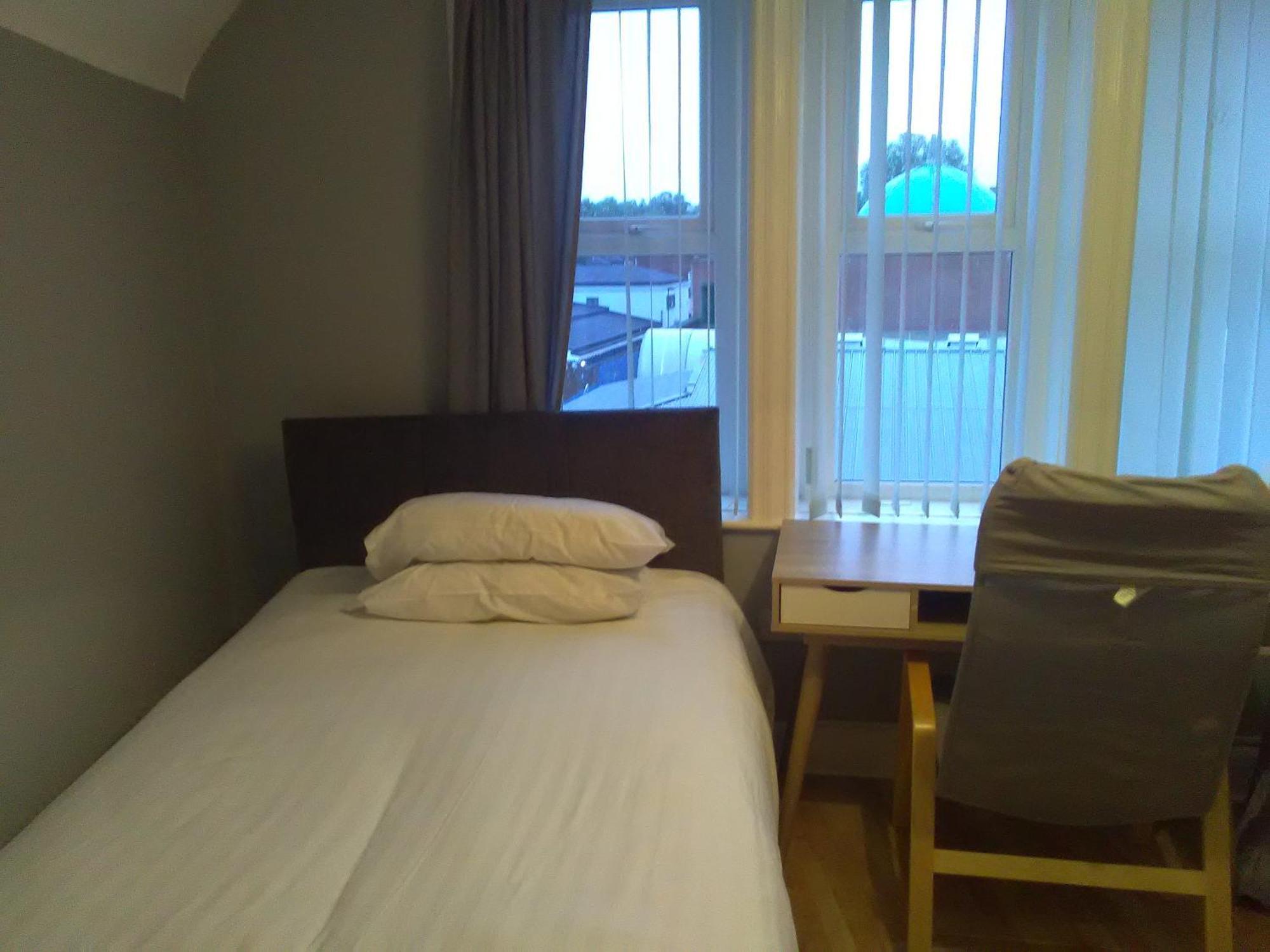 Newcastle West Hotel & Bar Стая снимка