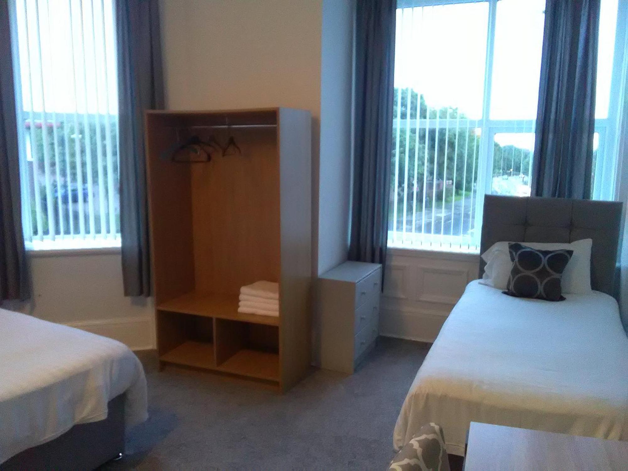 Newcastle West Hotel & Bar Стая снимка