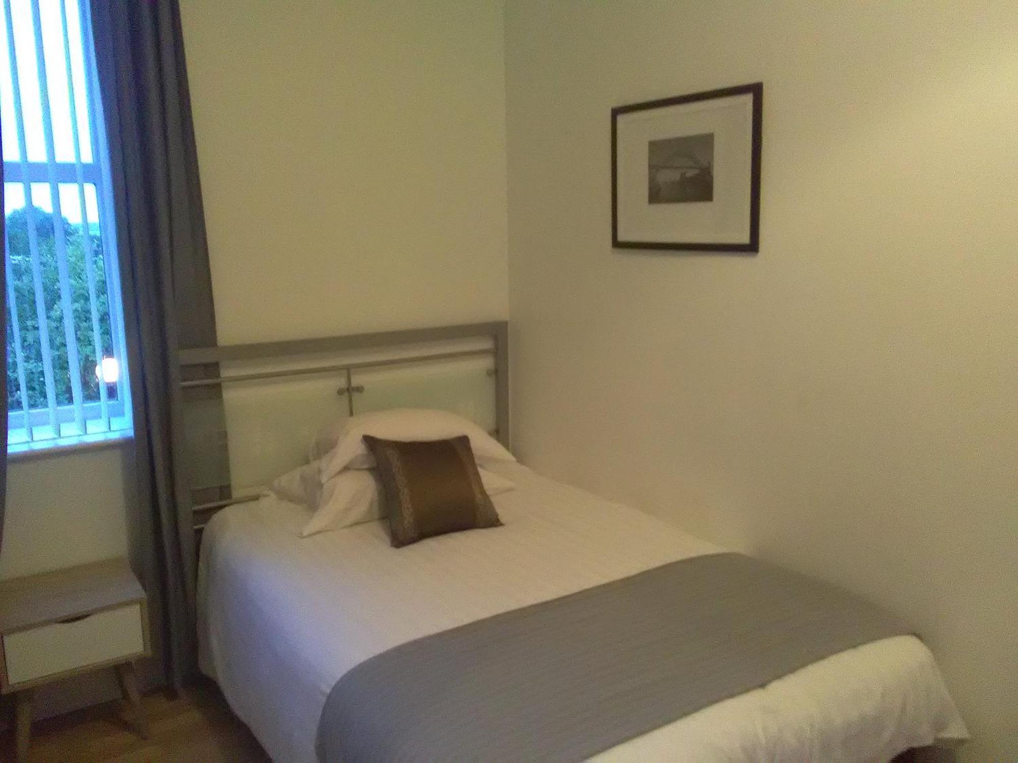 Newcastle West Hotel & Bar Стая снимка