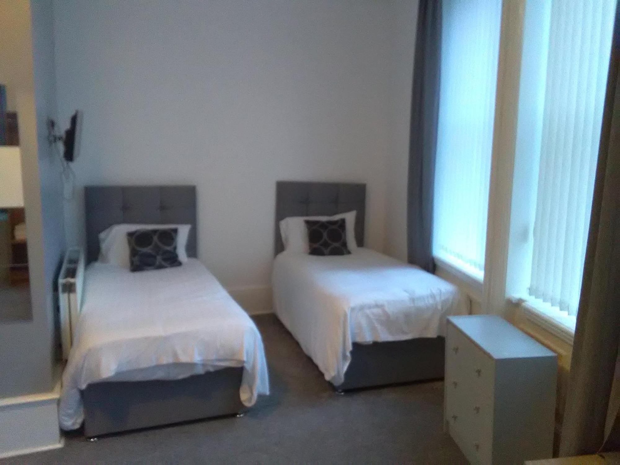 Newcastle West Hotel & Bar Стая снимка