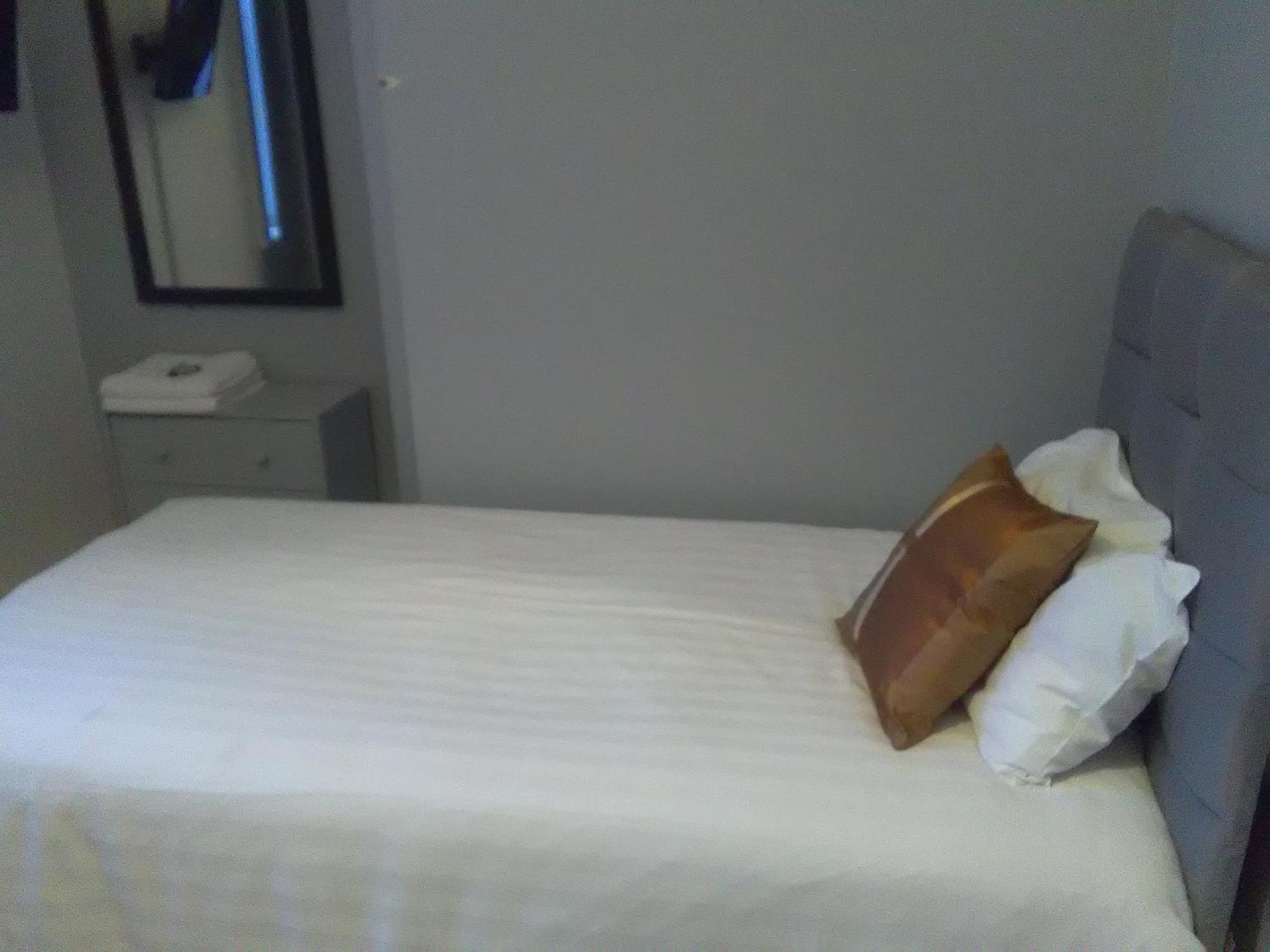 Newcastle West Hotel & Bar Стая снимка