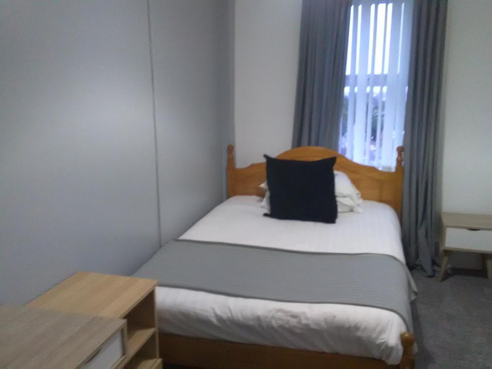Newcastle West Hotel & Bar Стая снимка