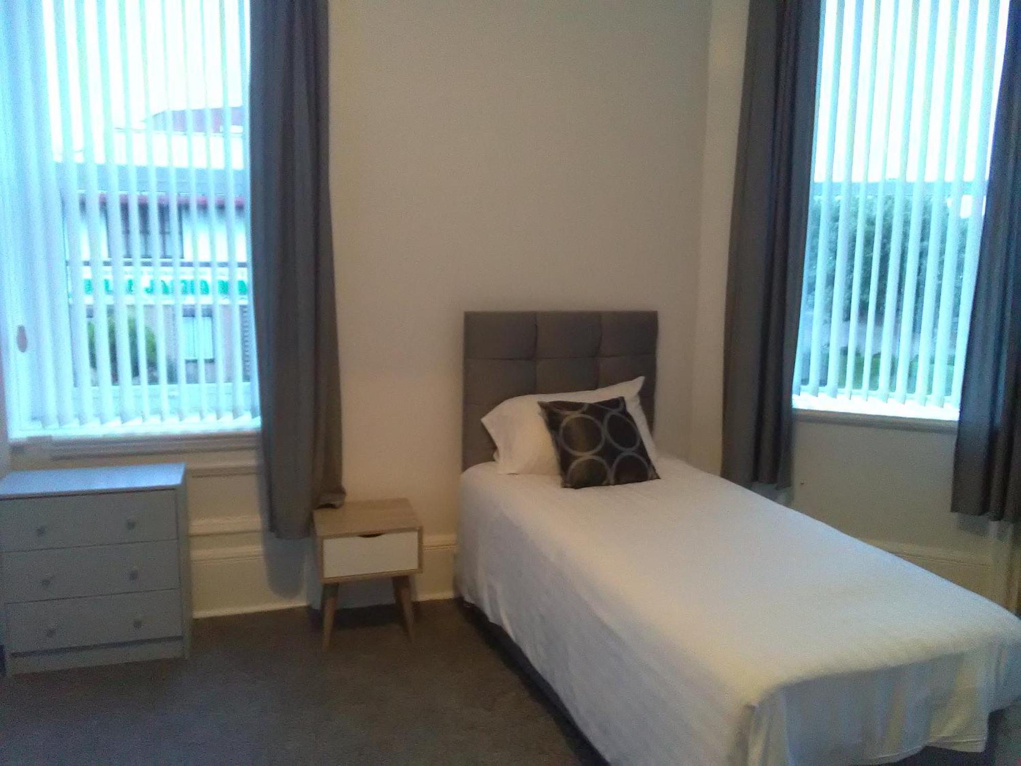 Newcastle West Hotel & Bar Стая снимка